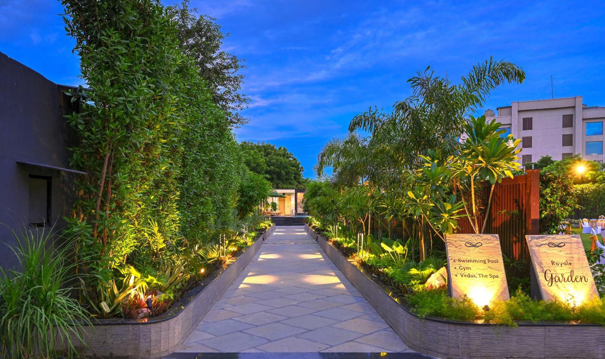 Royale Sarovar Portico Agra Agra  Bagian luar foto