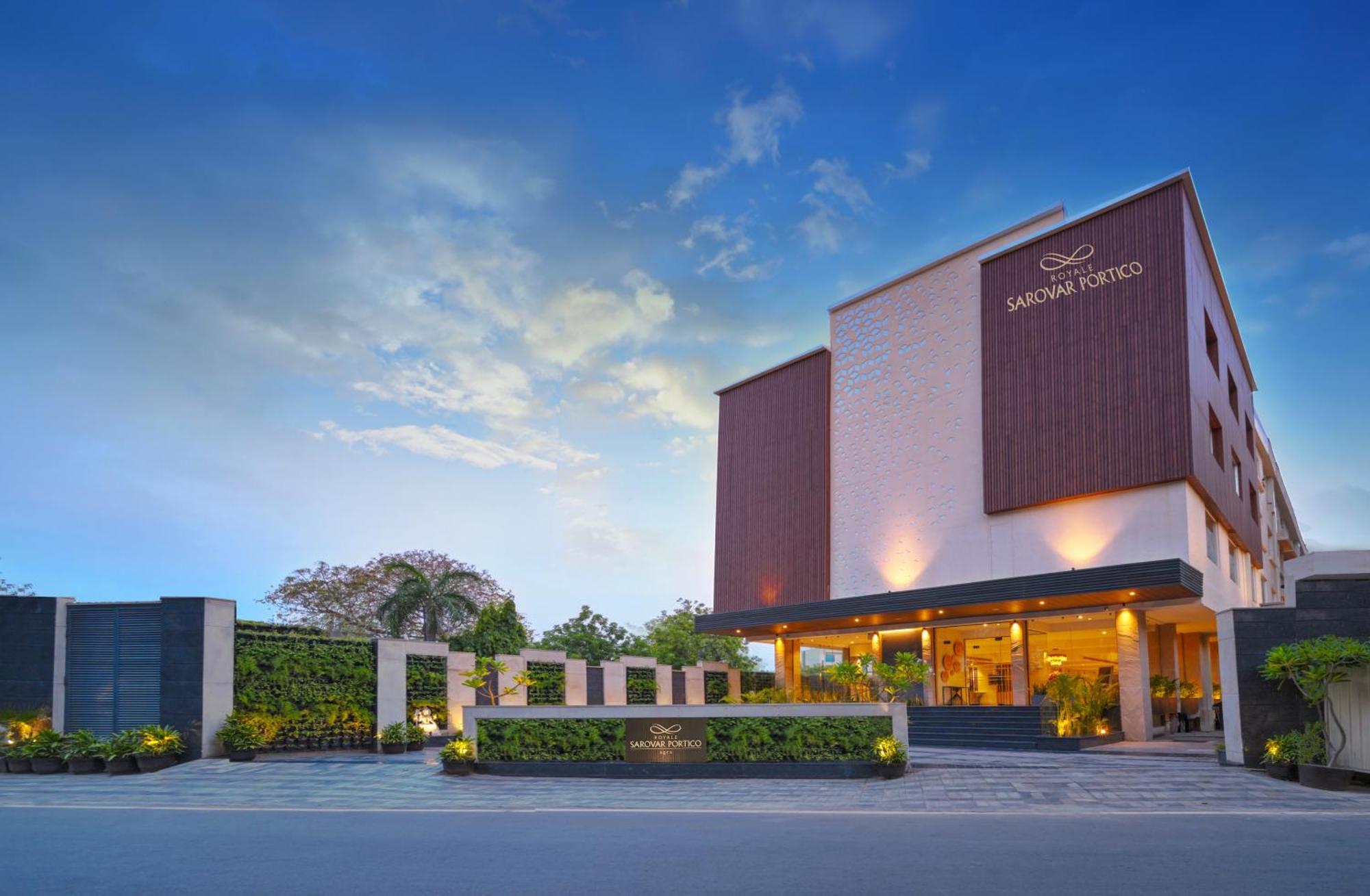 Royale Sarovar Portico Agra Agra  Bagian luar foto